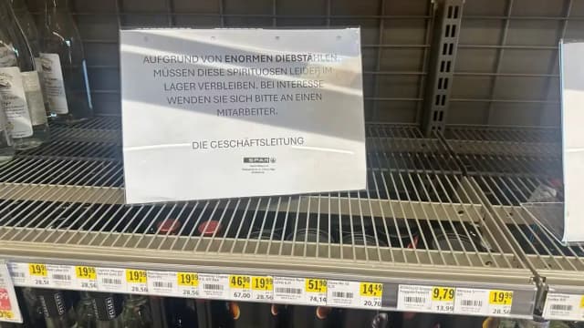 «Огромные кражи» — супермаркету приходится прятать товары