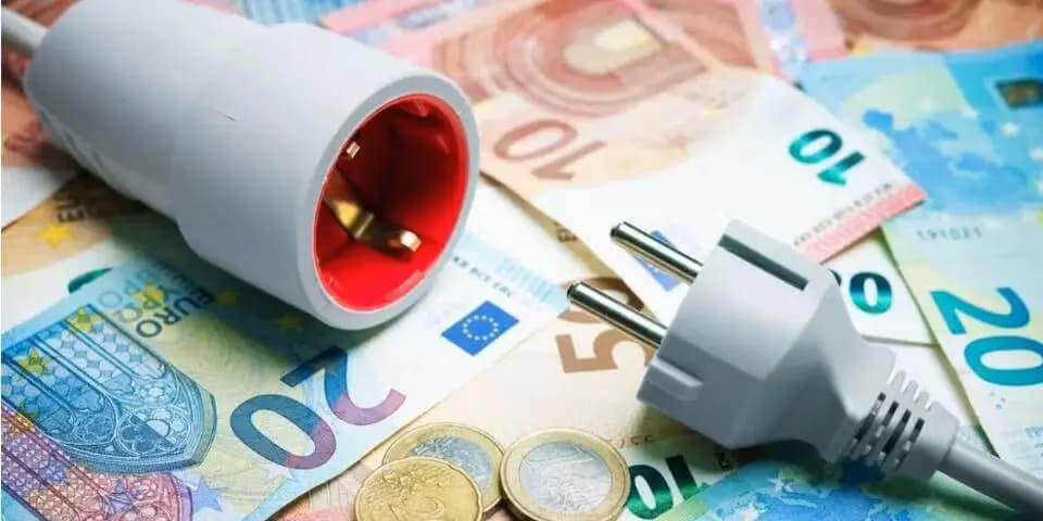 Правительство снижает сбор на электроэнергию: домохозяйства сэкономят до 60 евро в год