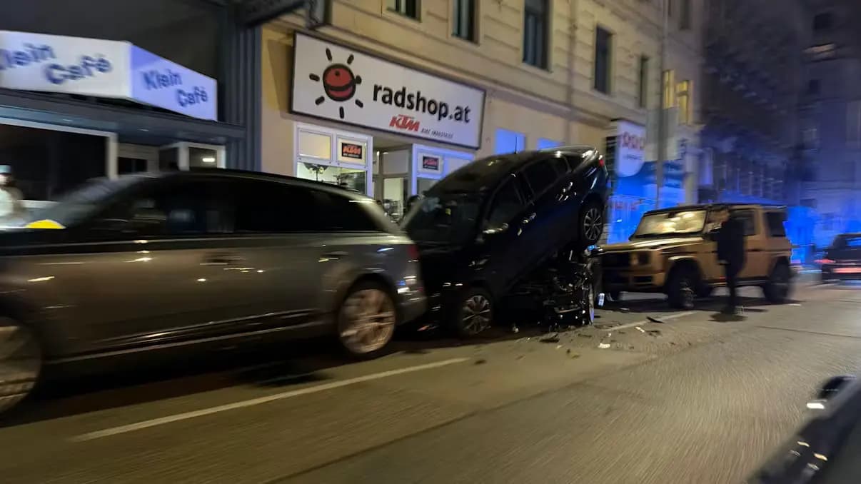 Разбитая роскошь: ночное ДТП с участием позолоченного люксового внедорожника на Гюртеле