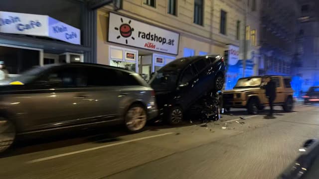 Разбитая роскошь: ночное ДТП с участием позолоченного люксового внедорожника на Гюртеле