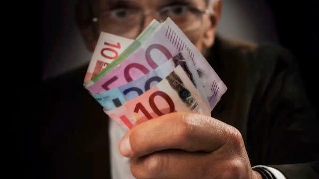 «Нормальная» зарплата в 70 000 евро сотрудников и миллионы у руководителей: отчет о доходах в госкомпаниях