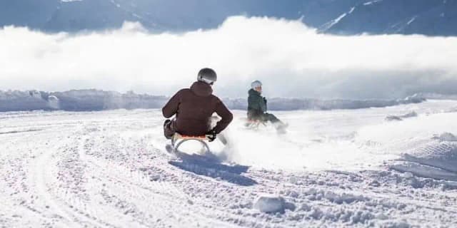 Новогоднее катание на санках обернулось трагедией: смертельное падение с 25-метровой скалы на санной трассе