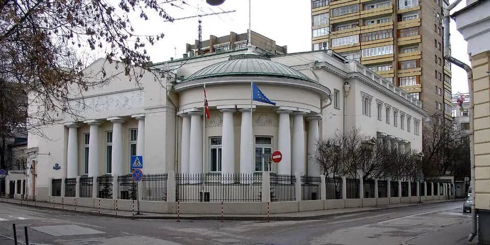 Спор из-за 55 евро: Пенсионный фонд РФ подал в суд на австрийское посольство