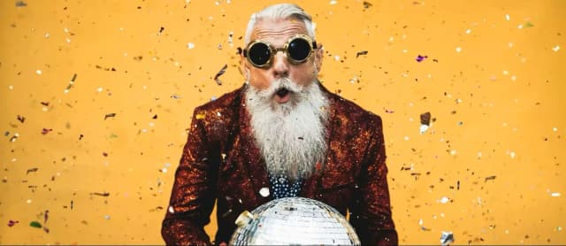 Секс, наркотики и рок-н-ролл: почему люди старше 55 стали новым проблемным поколением