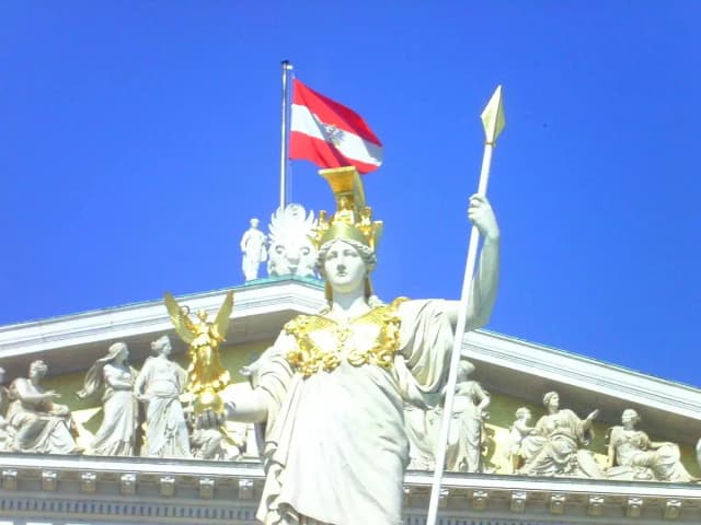 От нейтралитета к стороне конфликта: эксперт предупреждает об опасностях поддержки Австрией плана кредита ЕС Украине