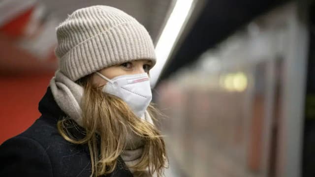 От рекомендации до обязанности: медики призывают к ношению масок в общественном транспорте на фоне тройной волны инфекций