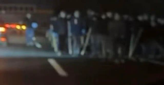 Ночь паники на A2: 40 человек в масках, фейерверки и полицейская  операция