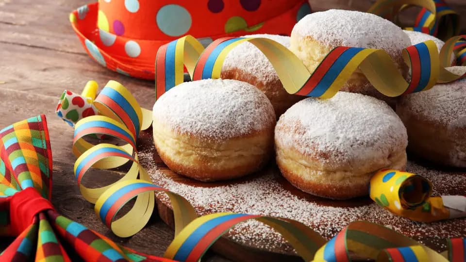 Шампанское, костюм, пончики: что разрешено на работе в фашинг