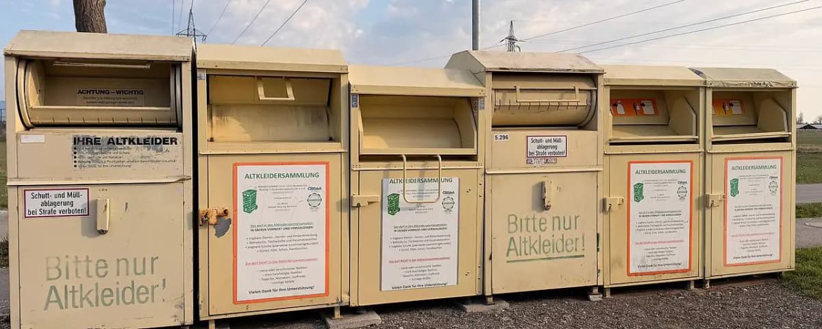 Смертельный несчастный случай в Нойнкирхене: мужчина застрял в контейнере для старой одежды и погиб