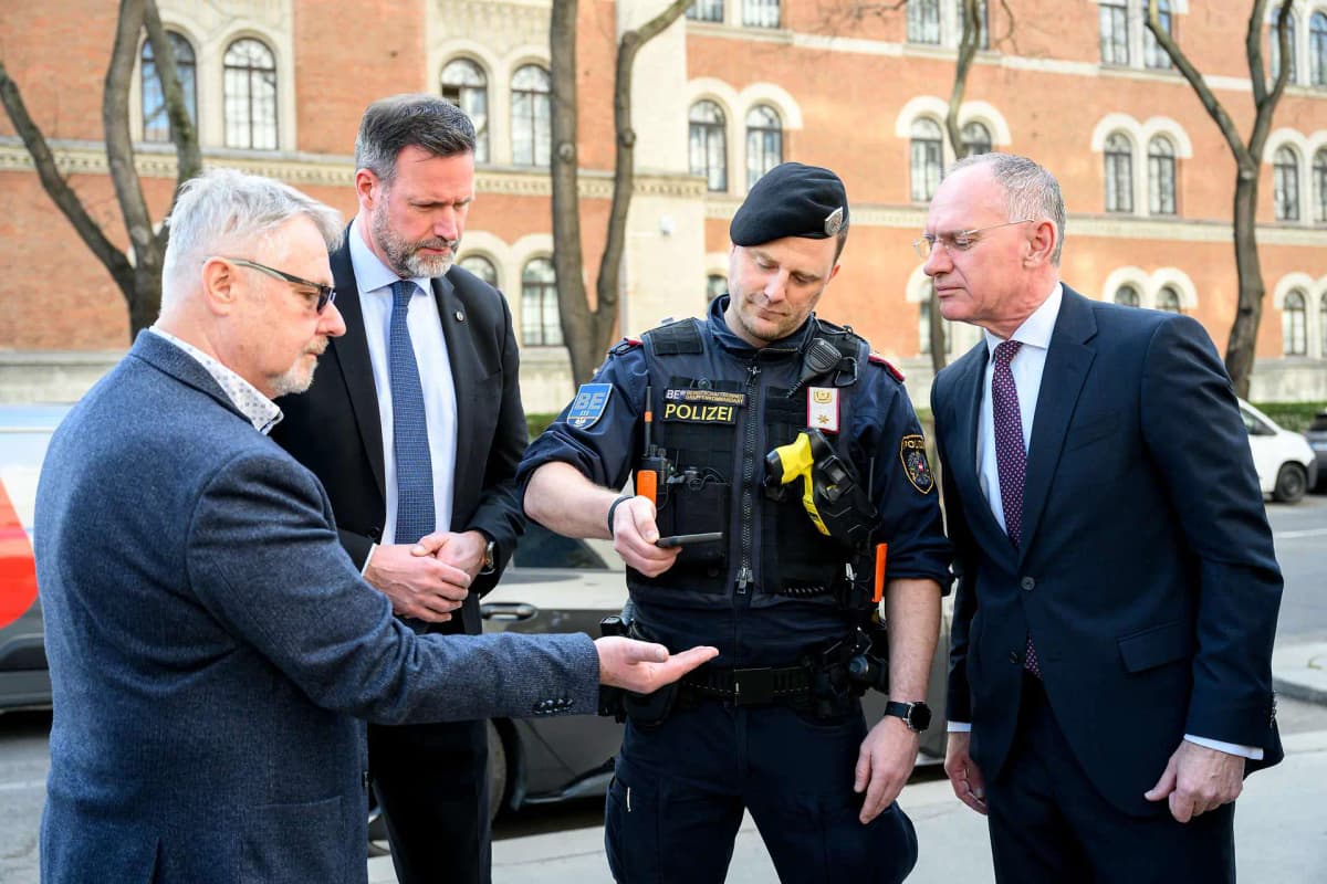 Уникальная австрийская инновация: теперь местные полицейские могут снимать отпечатки пальцев прямо на улице